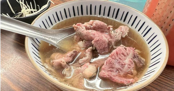 「溫體牛肉湯」是台南馳名全台的招牌美食之一,不過近日恐怕將迎來一波價格調漲。(示意圖/報系資料照)