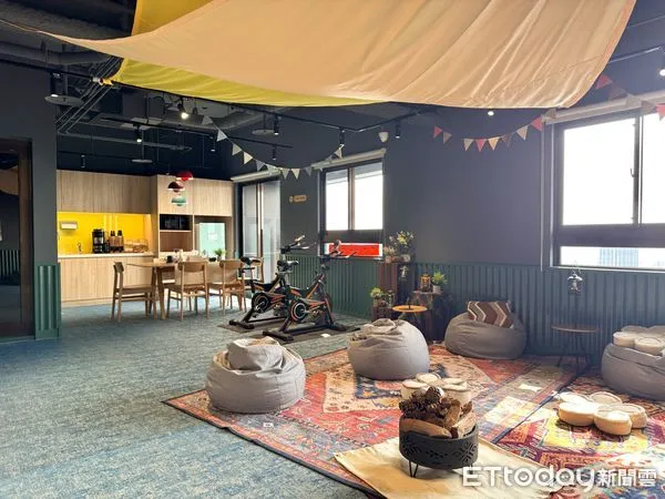 ▲小鹿文娛旅宿集團首次進軍商務空間市場,將台北車站旁基泰Worktel大樓打造辦公場域,租下36樓和37樓,分別改造成共享辦公空間「Fawn Work」及多元社交商務空間「The Peak」。(圖/記者彭懷玉攝)