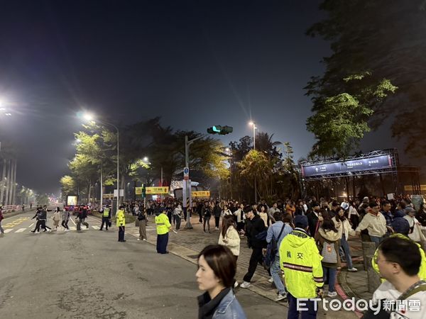 ▲▼ 告五人周六登高雄世運開唱!交管12hrs禁車輛進入,313警力疏導。(圖/記者賴文萱翻攝)