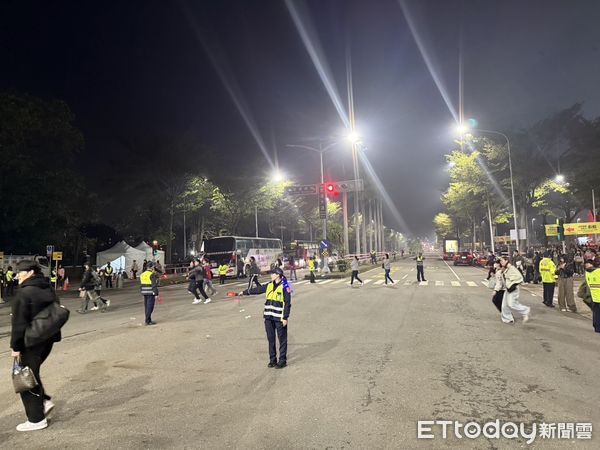 ▲▼ 告五人周六登高雄世運開唱!交管12hrs禁車輛進入,313警力疏導。(圖/記者賴文萱翻攝)