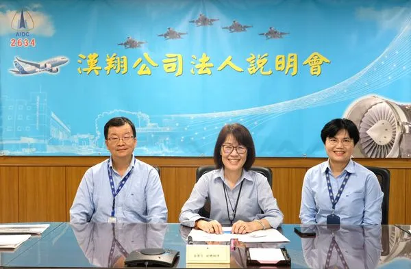 ▲漢翔法說會,副總經理金懷生(中)、財務處長黃秀燕(右)。(圖/漢翔提供)