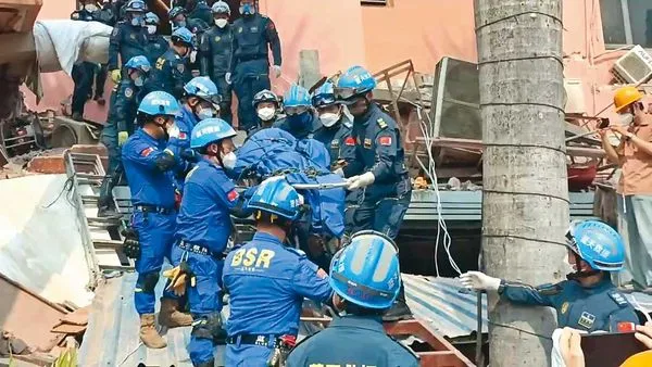 緬甸曼德勒的長城飯店在強震中倒塌,搜救隊全力救援。(台商總會提供)