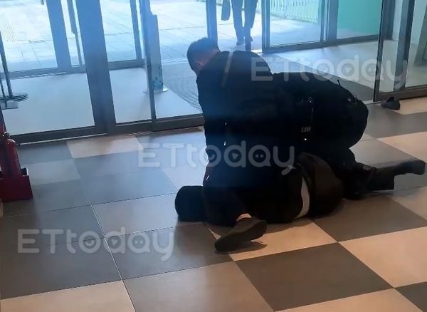 ▲▼台中Lalaport小偷行竊失風被警方當場壓制。(圖/民眾提供,下同)