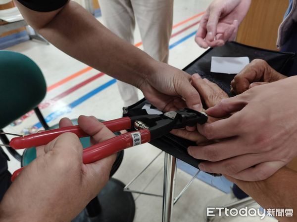 ▲龍泉消防分隊幫外籍女子取下戒指 。(圖/記者陳崑福翻攝)