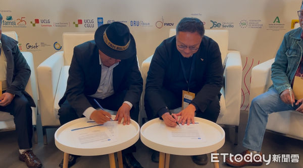 ▲台中市副市長鄭照新與玻利維亞市政協會聯盟-fam-bolivia-主席-dr-flavio-e-merio-maydana簽署合作交流意向書草約。(圖/記者游瓊華翻攝)