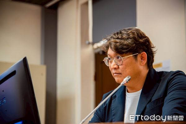 ▲60座大型風力發電機的計畫引發地方關注,立法委員黃建賓9日於立法院質詢經濟。(圖/記者楊漢聲翻攝)