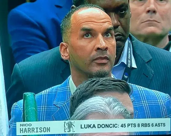 ▲獨行俠總管哈里森躲在通道口看比賽。(圖/翻攝自X/@TheNBACentel)