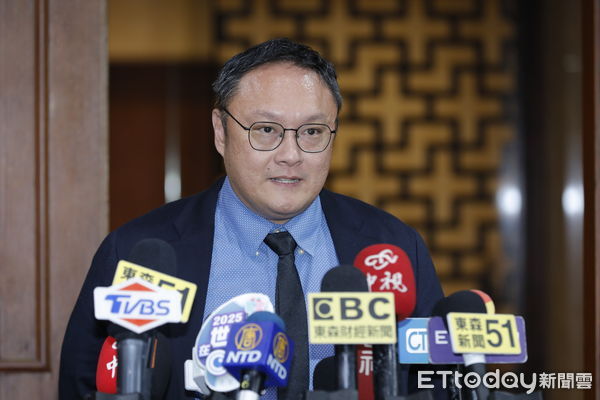 ▲▼川普對等關稅大刀一砍重創台灣經濟,10日行政院會上六都除台中市改派副市長鄭照新出席外,台北市長蔣萬安、新北市長侯友宜、桃園市長張善政、台南市長黃偉哲及高雄市長陳其邁都親自出席,聽取行政院的紓困報告。(圖/記者湯興漢攝)