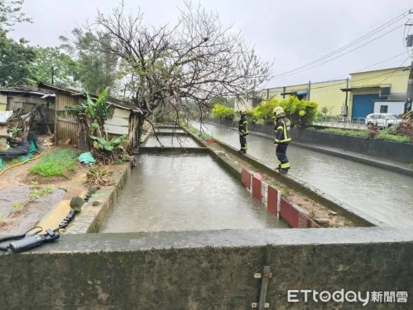 ▲桃園工人遭水沖走,目前仍在搜救中。(圖/記者沈繼昌翻攝,下同)