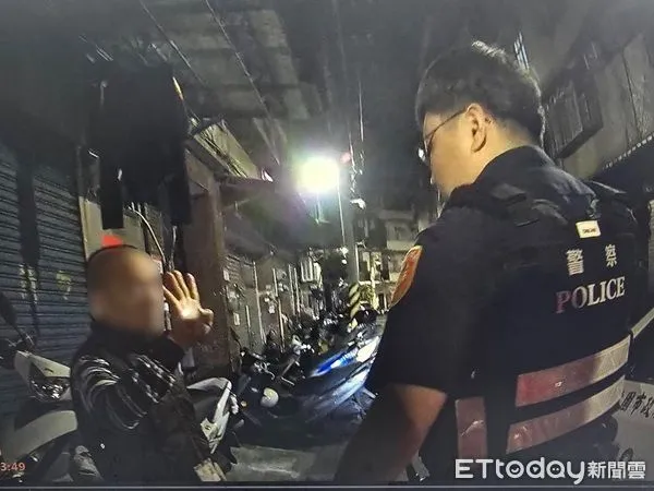 ▲疑似失智的葉姓男子再次迷失街頭。(圖/龜山警分局提供)