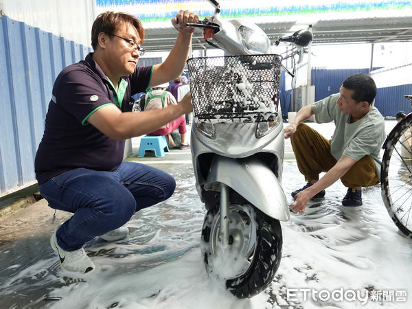 ▲企業與民間攜手提升拾荒者生活與工作環境 推動永續回收體系。(圖/記者游瓊華翻攝)