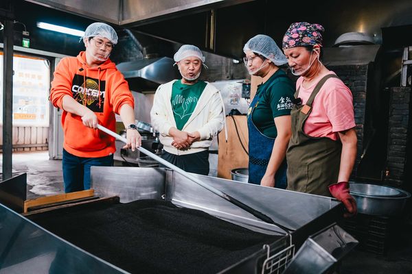 ▲▼邵大倫(左一)與邰智源(左二)親手炒芝麻、做芝麻油。(圖/公視台語台提供)