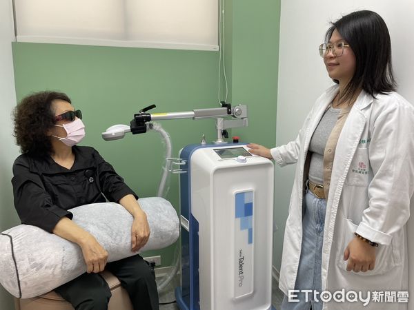 ▲▼ 低能量體外震波與磁波椅 ,幫助男性性功能改善和女性漏尿治療。泌琪林林佳達醫師:非侵入性治療幾乎沒併發症 。(圖/記者翁伊森翻攝)