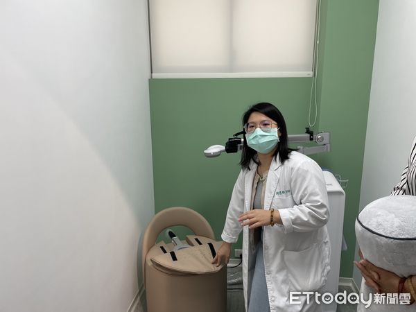 ▲▼ 低能量體外震波與磁波椅 ,幫助男性性功能改善和女性漏尿治療。泌琪林林佳達醫師:非侵入性治療幾乎沒併發症 。(圖/記者翁伊森翻攝)