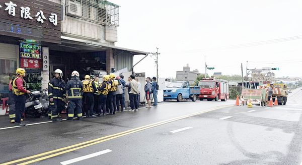 ▲桃園市消防局人員在八德區下水道沿線搜查失聯工人。(圖/桃園市消防局提供)