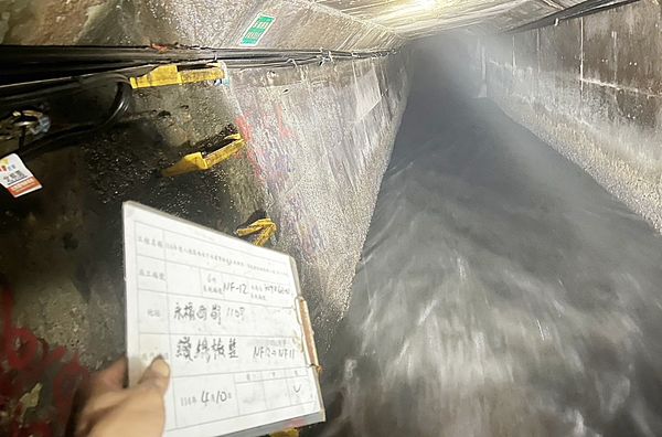 ▲桃園市勞檢處在八德區下水道檢視案發現場。(圖/桃園市勞檢處提供)