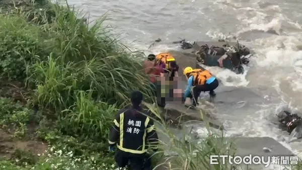 ▲▼桃園工人遭到湍急水流沖走,遺體被打撈上岸。(圖/記者沈繼昌翻攝)