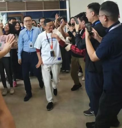 ▲▼馬雲現身演講:科技的意義「不是讓AI取代人類」。(圖/翻攝微博)