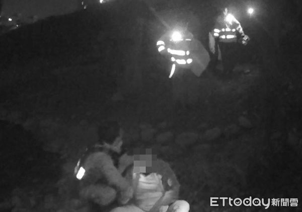 ▲警、消以長背板合力抬上路面送醫救治。。(圖/桃園警分局提供)