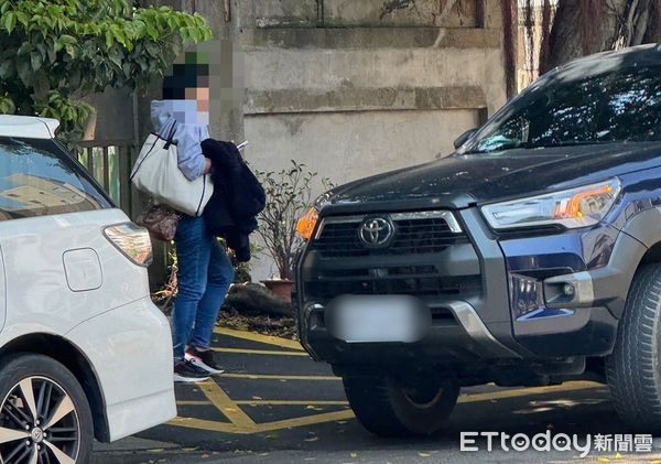 ▲▼張女出面取8百萬投資款項,警員當場表明身分逮人。(圖/記者邱中岳翻攝)