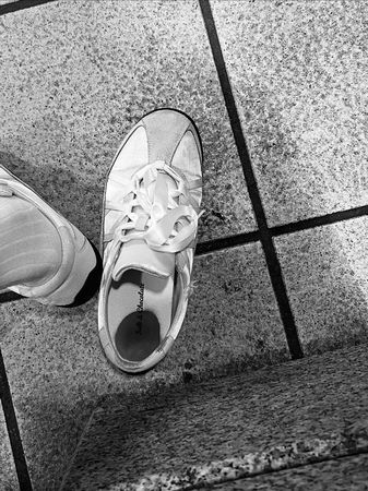 ▲▼「峮峮接班人」冼迪琦街頭一踩突爆血染鞋。(圖/翻攝自Threads)