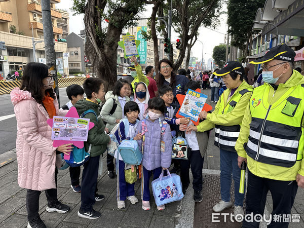 ▲台北市萬華區全德里里長趙素美平時會到國小宣導防詐,拿傳單給小學生,請他們回家告訴家長,提防詐騙訊息。(圖/記者林挺弘攝)