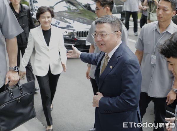 ▲▼美國川普總統對等關稅對台衝擊巨大,行政院長卓榮泰11日下午就相關問題至立法院進行報告,並接受質詢。外界關注行政院副院長鄭麗君是否已經赴美進行談判,卓院長則笑著說大家最想見的人(鄭麗君)就在旁邊。(圖/記者湯興漢攝)