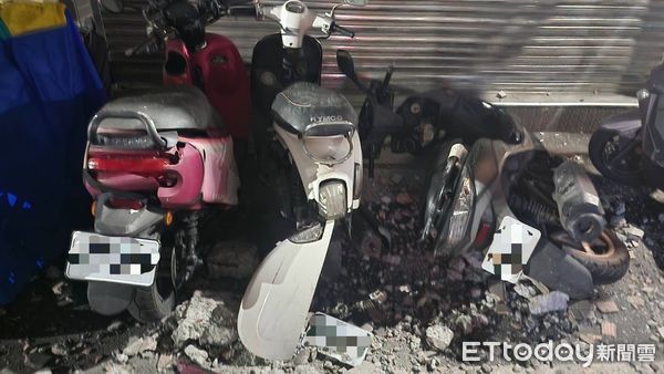 ▲▼三重區海砂屋公寓外牆磁磚掉落,砸壞6機車 。(圖/記者陳以昇翻攝)