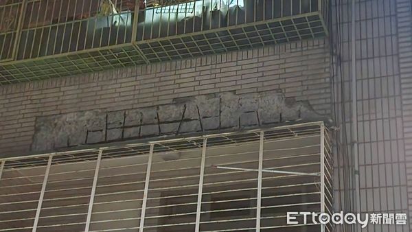 ▲▼三重區海砂屋公寓外牆磁磚掉落,砸壞6機車 。(圖/記者陳以昇翻攝)