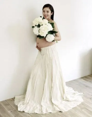 ▲▼ 「性感女王」孫淡妃生了,老公守在身邊 女兒。(圖/翻攝自孫淡妃IG)