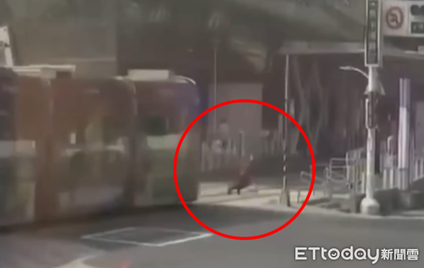 ▲▼驚險畫面曝光!高雄女過馬路突自摔軌道 下一秒險遭輕軌輾過。(圖/記者賴文萱翻攝)