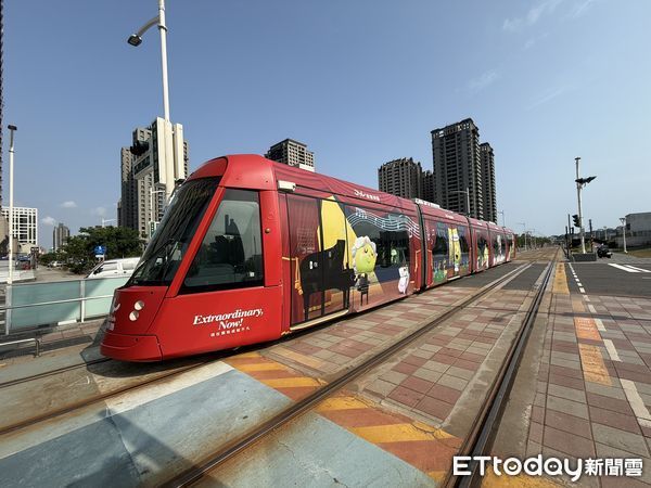 ▲▼驚險畫面曝光!高雄女過馬路突自摔軌道 下一秒險遭輕軌輾過。(圖/記者賴文萱翻攝)