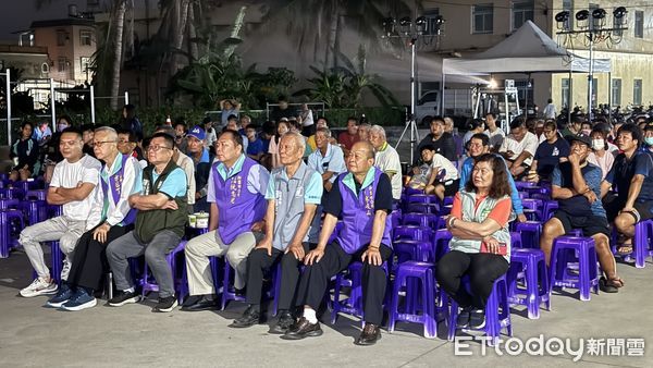 ▲新園鄉公所11日晚在新園港西村善良宮聖賢殿播放「種土」紀錄片 。(圖/新園鄉公所提供)