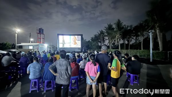 ▲新園鄉公所11日晚在新園港西村善良宮聖賢殿播放「種土」紀錄片 。(圖/新園鄉公所提供)