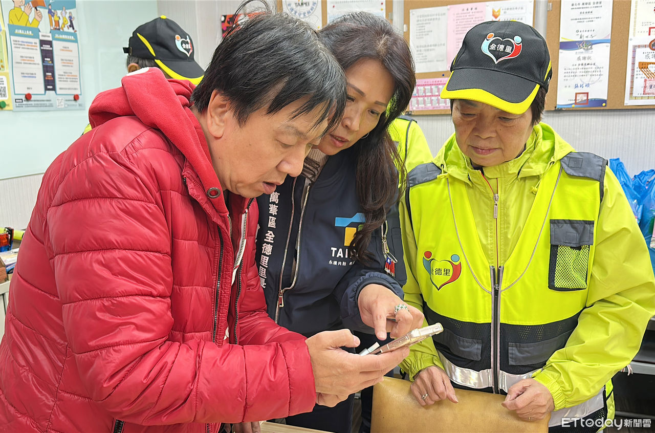 ▲萬華全德里里長趙素美宣導防詐,出發前發生臉書出現冒名假帳號,她和先生趕緊教志工如何檢舉。(圖/記者林挺弘攝)