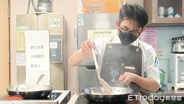 ▲▼護理師們以棉棒沾附魚湯,小心翼翼地送到小玉她的口中,讓她慢慢吸吮。(圖/門諾醫院提供,下同)