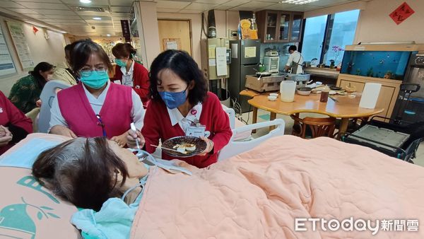 ▲▼護理師們以棉棒沾附魚湯,小心翼翼地送到小玉她的口中,讓她慢慢吸吮。(圖/門諾醫院提供,下同)