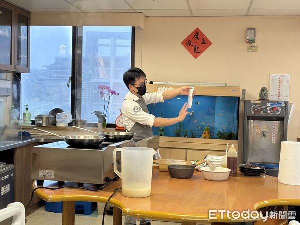 ▲▼護理師們以棉棒沾附魚湯,小心翼翼地送到小玉她的口中,讓她慢慢吸吮。(圖/門諾醫院提供,下同)