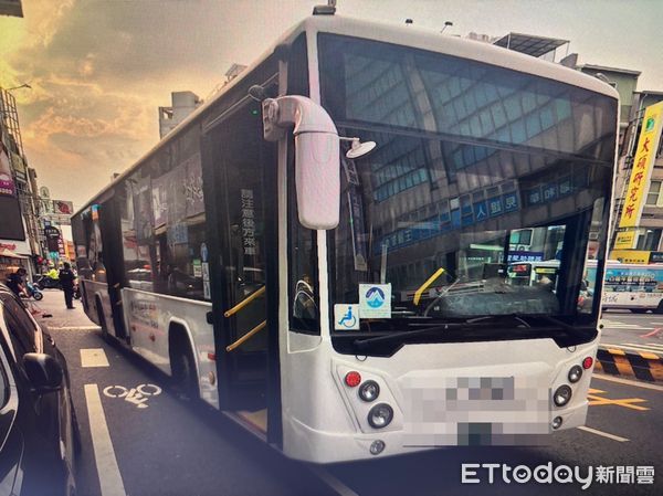 ▲▼ 台南公車擦撞路邊神像基座,2車窗破裂,造成一名乘客手指受傷 。(圖/記者林東良翻攝)