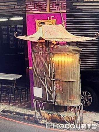 ▲▼ 台南公車擦撞路邊神像基座,2車窗破裂,造成一名乘客手指受傷 。(圖/記者林東良翻攝)