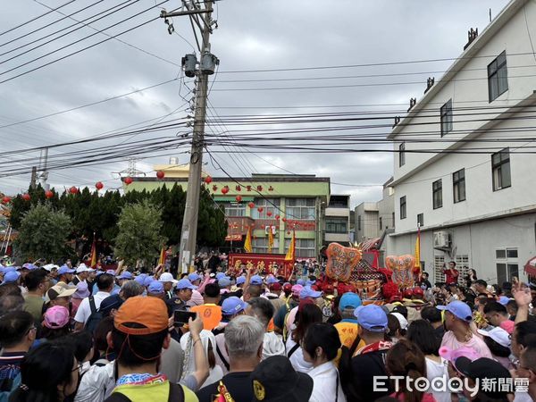 ▲▼烏日警方出動360人嚴陣以待,預防有人趁大甲媽回鑾滋事。(圖/警方提供,下同)