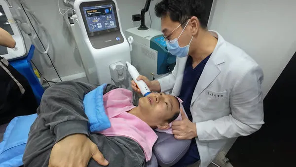 ▲▼ 金鍾國人生第一次嘗試做醫美。(圖/翻攝自YouTube)