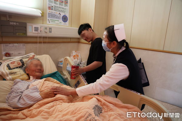 ▲楊佩雯(左二)投入腫瘤護理23年,獲得今年台灣腫瘤護理學會選出東部唯一一位主管組的優秀腫瘤護理人員。(圖/慈濟醫學中心提供,下同)