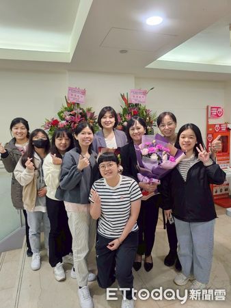 ▲楊佩雯(左二)投入腫瘤護理23年,獲得今年台灣腫瘤護理學會選出東部唯一一位主管組的優秀腫瘤護理人員。(圖/慈濟醫學中心提供,下同)