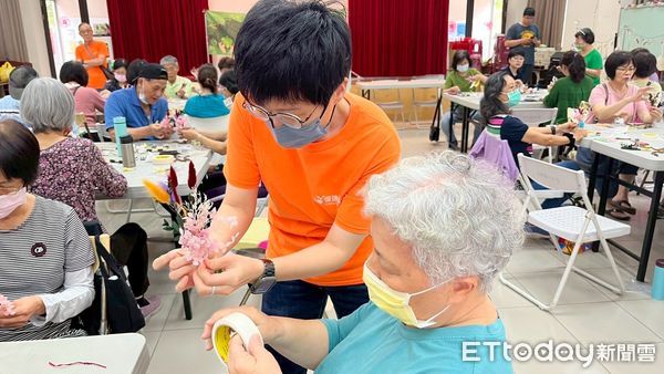 ▲金車文教基金會結合俊逸基金會連3天舉辦「ESG友好活動—金車綠手作」,結合藝術與生態,走入台南各大社區,帶來兼具文化與環保意涵的手作體驗,深獲居民與學生喜愛。(圖/記者林東良翻攝,下同)