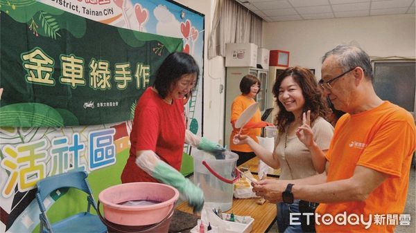 ▲金車文教基金會結合俊逸基金會連3天舉辦「ESG友好活動—金車綠手作」,結合藝術與生態,走入台南各大社區,帶來兼具文化與環保意涵的手作體驗,深獲居民與學生喜愛。(圖/記者林東良翻攝,下同)
