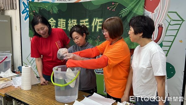 ▲金車文教基金會結合俊逸基金會連3天舉辦「ESG友好活動—金車綠手作」,結合藝術與生態,走入台南各大社區,帶來兼具文化與環保意涵的手作體驗,深獲居民與學生喜愛。(圖/記者林東良翻攝,下同)
