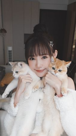 ▲吳心緹愛貓誤食了橡皮筋,令她相當擔憂。(圖/翻攝自Instagram/esther_xinti)