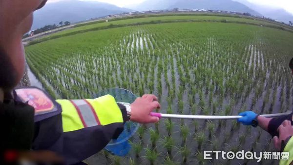 ▲機警警員「撈魚網巧救手機」護農民心血。(圖/記者楊漢聲翻攝)