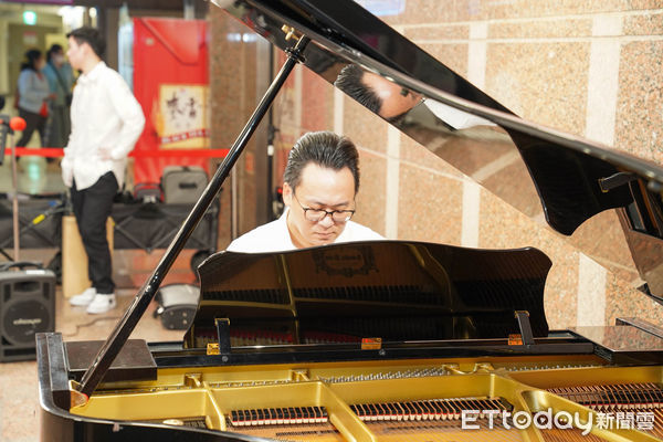 ▲▼華航總經理陳漢銘攜家人現身醫院擔任音樂志工。(圖/華航提供)